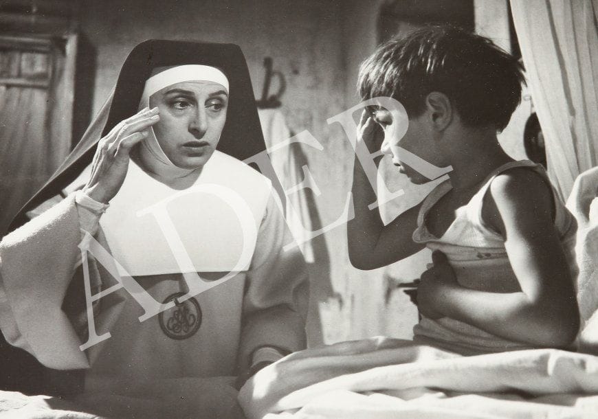 Sister Letizia, 1956. De Mario Camerini, avec Anna Magnani, Piero Boccia et Antonio Cifariello. 25 épreuves argentiques d'époque par A. Di Giovanni et divers. Tampon du photographe, tampons de presse et quelques étiquettes tapuscrites aux versos. 24 x 18 cm. On joint un document tapuscrit.