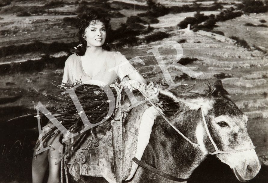 Pane, amore e gelosia (Pain, amour et jalousie), 1954. De Luigi Comencini, avec Gina Lollobrigida, Vittorio De Sica, Virgilio Riento et Roberto Risso. 11 épreuves argentiques d'époque par G. B. Poletto et 7 tirages de lecture (planche contact). Tampon du photographe aux versos. Formats : 24 x 18 et 6 x 6 cm.