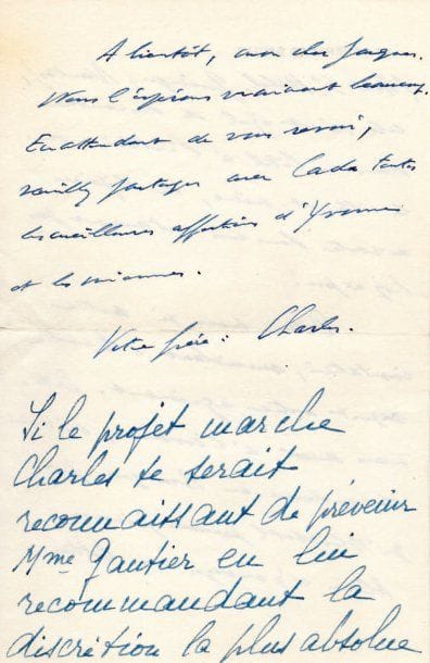 Charles de GAULLE
4 L.A.S., janvier-novembre 1957, à son beau-frère Jacques Vendroux ; 1 page in-4, et 13 pages et demie in-8, en-têtes Le Général de Gaulle. Voyage dans le nord, en Normandie et en Bretagne. 27 janvier, au sujet d'une donation que veut lui faire Mme Gautier d'une grande propriété en Bretagne : « Sans refuser, je ne puis accepter d'avance. Yvonne est d'accord »... yVonne de Gaulle ajoute 3 lignes : « L'alternative pourrait être la Fondation Anne de Gaulle droits 2% »...9 octobre. Il va venir chez les Vendroux avec sa femme et leur fille Élisabeth, et veut aller voir Mme Gautier à Quimper ; il propose aux Vendroux de les accompagner et de visiter le Mont Saint-Michel (« je ne l'ai jamais fait »), « Brest, la pointe du Raz, les Tas de Pois », puis Quimper, « petite poussée sous la Baie de la Forêt. De là, nous irions coucher à Nantes et nous serions à Paris, Hôtel La Pérouse, le 24 octobre »... Il charge Vendroux de tout réserver, « mais sans spécifier que je vous accompagnerais. Comme nous ne coucherons qu'une seule fois en chaque endroit, (Mont St Michel, Quimper, Nantes), cela m'est égal de descendre dans un hôtel à l'intérieur de la ville et, même, de déjeuner en route dans un restaurant pas trop exposé »... Il signe : « Votre frère : Charles ».Yvonne de Gaulle ajoute : « Si le projet marche Charles te serait reconnaissant de prévenir Mme Gautier en lui recommandant la discrétion la plus absolue »... 15 octobre : « Nous sommes extrêmement contents que vous vouliez bien nous avoir à Calais et nous accompagner en Bretagne. Pour Calais, nous nous en remettons entièrement à vous. Je souhaite, en effet, aller voir Coulogne »... Il parle de la visite du Mont-Saint-Michel, et renonce à Pontorson et aux Tas de Pois. Pour Quimper et Mme Gautier, « n'ayant encore jamais vu cette si généreuse dame, je tiens, pour cette fois, à ne pas déjeuner ni dîner chez elle. [...] à moins que vous n'ayez des raisons de passer chez Pierre Gailly, nous préférons ne pas déjeuner chez lui cett