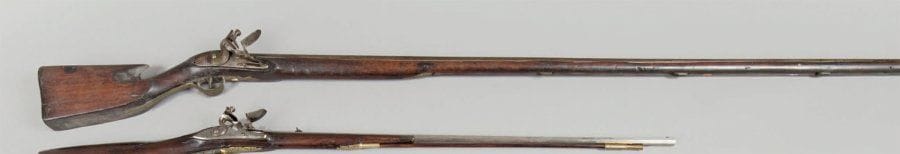 Fusil de rempart à silex Long canon rond, platine et chien col de cygne à col rond. Garnitures en fer, crosse en noyer. Long. : 295 cm. Première partie du XVIIIe siècle. (Accident à la crosse et au fût, manque la baguette.)