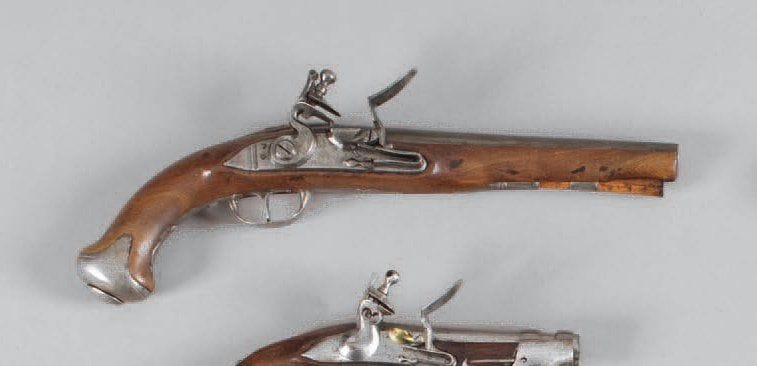 Pistolet d'arçon à silex. Canon rond poinçonné au tonnerre. Platine et chien à corps plats. Bassinet à pans. Garnitures en fer uni découpé. Crosse en noyer. Baguette en bois. B.E. Vers 1780