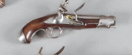Pistolet de gendarmerie Modèle An IX. Canon rond (coupé à la bouche) à pans au tonnerre, poinçonné. Queue de culasse marqué M An 9. Platine regravée « Maubeuge Mafre Nle. » Garnitures et baguette en fer. Crosse en noyer. A.B.E