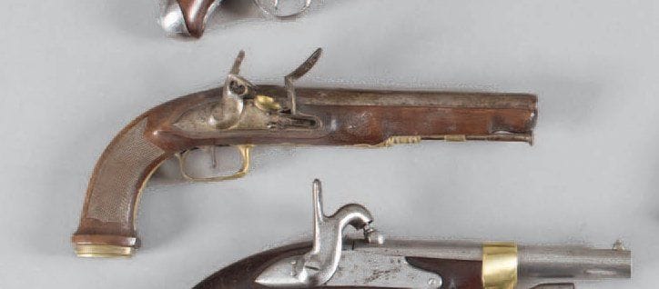 Pistolet à silex d'Officier. Canon rond à méplat au tonnerre. Platine à corps plat. Bassinet et garnitures en laiton. Baguette en fer. Crosse en noyer quadrillé. A.B.E. Vers 1800-1820. (Manque mâchoire supérieure et vis de chien)