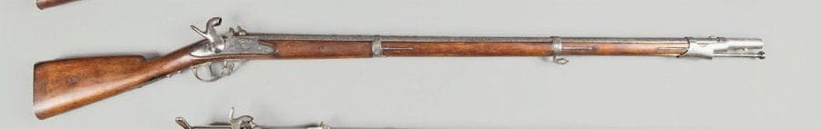 Fusil d'infanterie Modèle 1822 T.Bis. Canon rond, poinçonné au tonnerre et daté 1825. Platine gravée « Mre Rle de Mutzig ». Garnitures et baguette en fer. Crosse en noyer. A.B.E