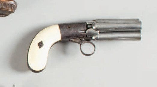 Revolver poivrière Mariette, quatre coups, calibre 12 mm, à percussion par en dessous. Canons, ronds, séparés, à balle forcée, numérotés au tonnerre et poinçonnés « ELG ». Carcasse arrondie, bleuie, finement gravée de rinceaux feuillagés, frappée sur la bande « Mariette Breveté » et sur le dos « Vasselon à Marseille ». Plaquettes de crosse en ivoire. T.B.E. Vers1850-1855. VASSELON, arquebusier à Marseille en 1845. VASSELON fils, arquebusier à Marseille en 1855, 54 rue Vacon