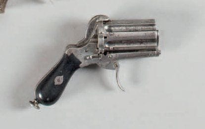 Revolver poivrière à broche. Six coups Calibre 7 mm. Barillet évidé, chien sans crête. Queue de détente pliante. Baguette logée dans la crosse. Plaquettes de crosse en ébène. A.B.E. Vers 1850-1860