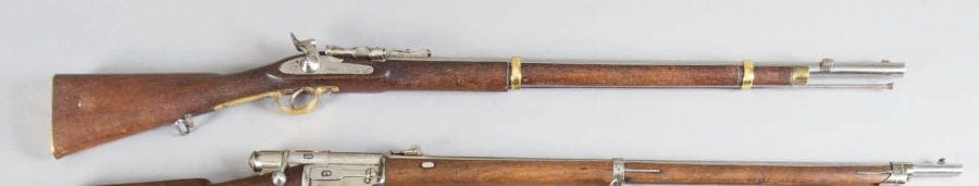Fusil à tabatière Enfield Snider court 1853-67, un coup, calibre 14,7 mm. Canon rond avec hausse. Tabatière frappée «Snider Patent». Platine à corps plat «Barnett London». Garnitures en laiton. Baguette en fer. Crosse en noyer. B.E