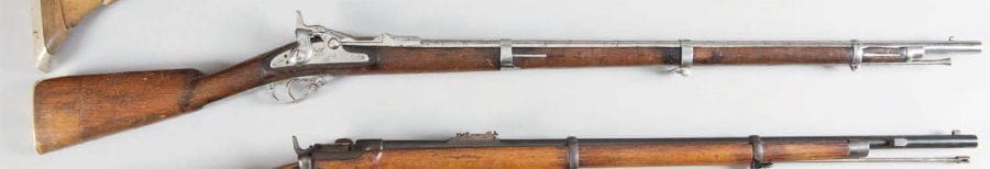 Fusil Springfield modèle 1870 « US Trapdoor », un coup, calibre 50 / 52. Canon rond.Tabatière frappée « 1870 US ». Platine à l'aigle datée « 1862 Springfield ». Garnitures et baguette en fer. Crosse en noyer. M.E. (Piqûres, crosse rallongée)