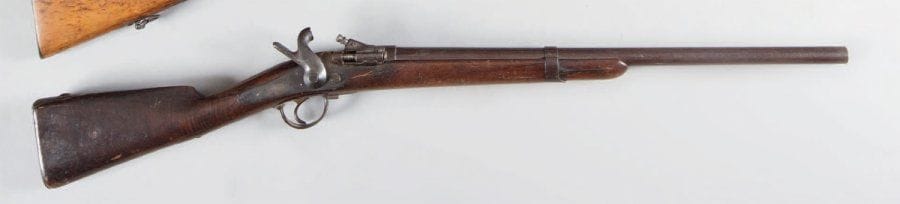 Fusil à tabatière modifié pour la chasse un coup Calibre 10. Canon rond à méplat, poinçonné au tonnerre. Platines arrière. Garnitures en fer. Crosse en noyer. A.B.E