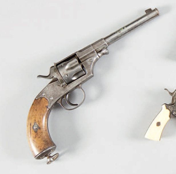 Reich Revolver Modèle 1879 Troupe. Six coups Calibre 10,55 mm simple action. Carcasse frappée « S.S V. C.H. C.C.H. SUHL » daté 1881. Plaquettes de crosse en noyer. Calotte frappée 46. A.4.65. B.E. Bon marquage et poinçons