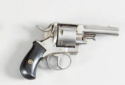 Revolver dit Bull-Dog, six coups, calibre 380. Canon rond. Carcasse fermée. Plaquettes de crosse en bois noirci. B.E. Fin du XIXe siècle