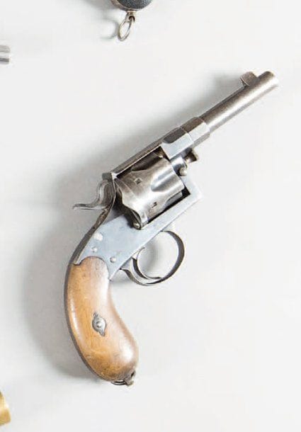 Reich Revolver Modèle 1883 Troupe. Six coups Calibre 10,55 mm simple action. Carcasse frappée « Erfurt 1893 » sous couronne. Plaquettes de crosse en noyer. B.E. Bon marquage et poinçons