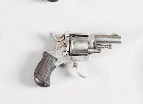 Revolver dit Bull Dog, six coups, calibre 320. Canon rond. Carcasse fermée. Détente réglable. Plaquettes de crosse quadrillées. A.B.E. (piqûres). Vers 1880