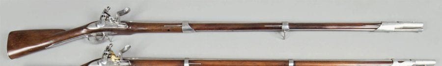 Fusil d'Infanterie à silex Modèle 1774. Canon rond à méplat poinçonné au tonnerre. Queue de culasse regravée « Mle 1774 ». Platine gravée « Manufre Royale de St-étienne », poinçonnée, bassinet en fer. Garnitures et baguette en fer poinçonnées. Crosse en noyer verni. B.E. (Reconditionné, gravure retouchée, manque ressort de baïonnette). Longueur : 152,8 cm. Canon : 113,3 cm