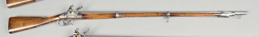 Fusil de Cadet Gentilhomme à silex Modèle 1777. Canon rond à méplat au tonnerre frappé « C2971 » et « 79 ». Queue de culasse marquée « Mle 1777 ». Platine gravée « Maubeuge Manufre Rle » poinçonnée. Garnitures et baguette en fer poinçonnées. Crosse à joue en noyer verni. T.B.E. Longueur : 134,3 cm. Canon : 97,3 cm