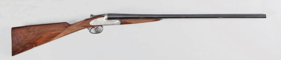 Fusil de chasse à platines Aya Aguirre. Deux coups, Calibre 20-70 éjecteurs. Canons juxtaposés de 71 cm bronzés, sûreté automatique. Bascule arrondie et platines signées, à gravures de rinceaux. Double détente dont une articulée. Crosse en noyer quadrillée de 37,5 cm. 5e catégorie