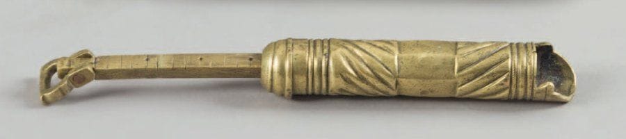 Mesure à poudre à tige graduée. En laiton orné de torsades. Extrême-Orient, XVIIIe siècle