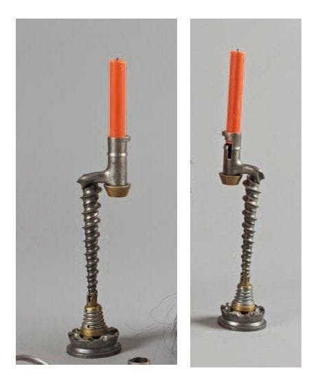 Paire de bougeoirs, confectionnés avec des baïonnettes 1822 torsadées et des culots d'obus. Bon état