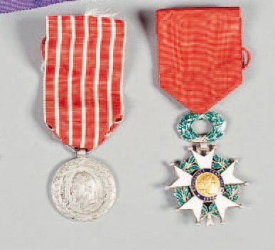 FRANCE
ORDRE DE LA LEGION D'HONNEUR. étoile de chevalier IIIe République. Argent et émail (petits éclats aux feuillages). Poinçon tête de sanglier. On joint une médaille de la Campagne d'Italie 1859, 2e type, en argent par Barre