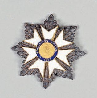 FRANCE
Plaque de l'ordre de l'Education civique 1933. En métal argenté et métal doré, émail. A.B.E