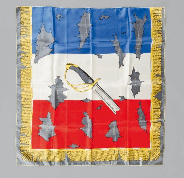 Souvenir du Capitaine Sergent et de l'O.A.S. Rare Foulard en soie bleu, blanc rouge. Au centre : un sabre brisé. De part et d'autre : noms des geôles où ont été détenus les principaux représentants de l'O.A.S. Dim. : 72 x 72 cm. Accompagné d'une lettre (1963). T.B.E