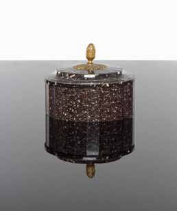 Rare boîte ronde à pans coupés en porphyre de Suède. La prise en bronze doré à graine et feuille d'acanthe. Travail d'Europe Centrale du début du XIXe siècle. Hauteur : 10 cm - Diamètre : 12,5 cm