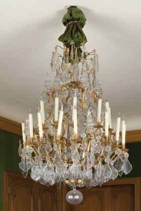 Très important lustre corbeille à vingt-huit lumières sur deux étages, en bronze très finement ciselé et doré rehaussé de plaquettes, rosaces, poignards et sphères de cristal taillé Style du XVIIIe siècle Hauteur : 190 cm - Diamètre : 106 cm