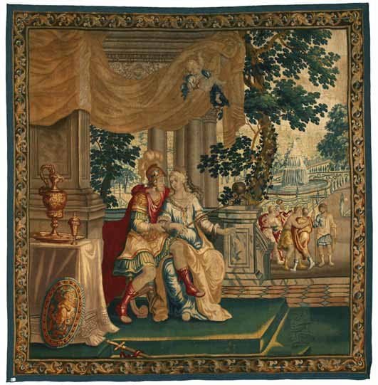 Tapisserie de Bruxelles. XVIIIe siècle. Au premier plan, au centre deux personnages s'étreignent : Achille drapé à l'antique et vêtu d'une cuirasse est épris des charmes de Polyxène. Au-dessus de ce couple, un cupidon s'agrippant à un drapé fixé à une architecture antique, pointe son arbalète en direction des deux personnages principaux. Au pied d'Achille se trouvent ses armes de combats, son épée et son bouclier. Cette scène amoureuse occupe les trois quarts de la composition, encadrée par une architecture et une végétation verdoyante. En arrière plan se trouve un groupe de quatre personnages en train de discuter, voir de comploter, dans un jardin stylisé avec une fontaine en son centre. La tapisserie possède une bordure de fleurs d'acanthes stylisées qui est elle-même, entourée d'une bordure à cadre. 242 x 234 cm