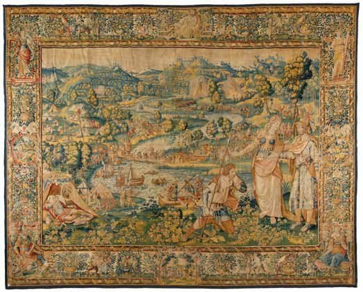 Tapisserie de Bruxelles. 1550-1600. Cyrus envoie un messager à Tomyris Tenture de l'Histoire de Cyrus le Grand. Tissée en laine et soie (fils métalliques ?) Au premier plan à droite, la reine Tomyris, reine des Massagètes, couronnée, drapée à l'antique et vêtue d'une cuirasse, ainsi que son fils Spargapisès (général de ses armées) reçoivent le messager de Cyrus, agenouillé à leurs pieds. A gauche, de l'autre côté de l'Araxe, Cyrus dort allongé sous sa tente ; un médaillon représente Darius ailé, aperçu en songe par Cyrus. Derrière Cyrus se trouve l'ensemble de son camp et ses soldats qui construisent des ponts pour traverser le fleuve. A l'arrière-plan, deux incendies montrent les dévastes causés par les armées de Cyrus et au loin, plusieurs cités fortifiées. Bordures à décors de bouquets dans des coupes ou des vases, satyres et oiseaux ; personnages drapés ou vêtus à l'antique dans les angles et au centre de la bordure supérieure. Au centre des trois autres bordures, des médaillons dans lesquels sont inscrites des scènes de chasse. 350 x 460 cm. Bon état général. Cette tapisserie est très proche d'une tapisserie de même sujet conservée dans les collections royales d'Espagne, et appartenant à la série originale de la Tenture de l'Histoire de Cyrus le Grand. On signale toutefois quelques différences notables : Dans la tapisserie espagnole, Tomyris et son fils se trouvent sur un promontoire, entouré d'arbres qui soulignent leur importance dans la scène. Une cuirasse à l'antique à leurs pieds représentée en perspective introduit la profondeur. Ici, ils sont sur le même plan que Cyrus, quoique ce dernier soit de plus petites dimensions, ce qui crée quelque maladresse dans la perspective et la composition. Tomyris n'a pas sur notre tapisserie de bâton de commandement mais son caractère guerrier est souligné par sa cuirasse. Son fils est casqué, et non pas couronné de laurier, et les costumes diffèrent. Un jeune serviteur noir accompagne Tomyris dans la tapisserie espagno