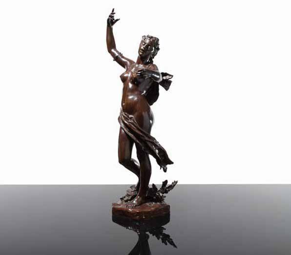 Félix CHARPENTIER (1858-1924)
La Chanson, 1889 épreuve en bronze, patine brune. Signée en creux sur la tranche de la terrasse et portant le cachet de fondeur Colin. 61 x 16 x 16 cm. Hist. : En 1890, l'artiste présente deux oeuvres majeures de son oeuvre dont La Chanson, il y remporte le prix du Salon. Le plâtre acheté par l'état fut placé dans le vestibule de l'Hôtel de Ville de Paris. La version en marbre contribua à la décoration du Ministère de l'Intérieur. En 1899, La Chanson réduction en bronze est présentée, lors d'une exposition dans les salons de la maison Colin, son éditeur depuis 1897. Bib. : G.Peigné B.S.H.A.., Les oeuvres de Félix Charpentier (1858-1924) exposées au Salon des Artistes Français p.254,6,8,9, 262,6. Plâtre du Salon reproduit p.256