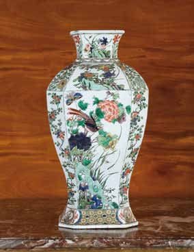 CHINE. Epoque KANGXI (1662-1722)
Vase balustre à huit pans en porcelaine émaillée de fleurs et volatiles de la famille verte. Hauteur: 55 cm. Fêlure
