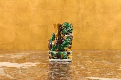 CHINE. Epoque KANGXI (1662-1722)
Chimère assise en porcelaine émaillée verte, jaune et manganèse. Hauteur : 15 cm. Petits manques