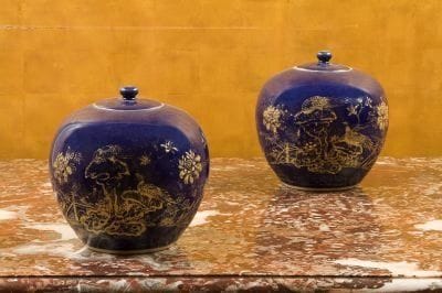 CHINE. Epoque QIANLONG (1736-1795)
Paire de pots en porcelaine émaillée bleu à décor or de phénix parmi les fleurs. Hauteur : 21 cm. Petites ébréchures à l'intérieur