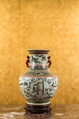 CHINE. XVIIIe siècle
Vase balustre en porcelaine à décor polychrome de médaillons de personnages et cavaliers sur fond de fleurs. Hauteur : 62 cm. Fêlure restaurée, fond percé