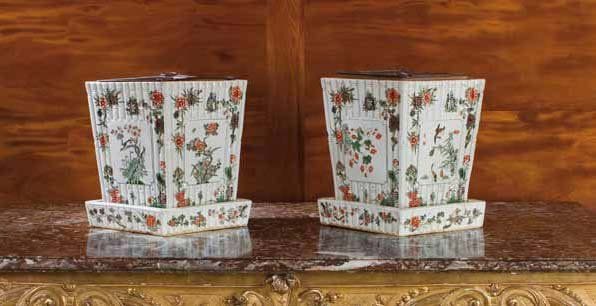 CHINE. Epoque JIAQING
Paire de jardinières et leur présentoir en forme de bambous accolés en porcelaine blanche décorée en émaux polychromes de médaillons de fleurs des quatre saisons. Hauteur : 33 cm. Un présentoir restauré