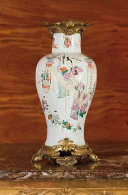 CHINE. Epoque YONGZHENG
Potiche en porcelaine à décor de la famille rose de femmes et enfants. Monture en bronze doré (postérieure). Hauteur : 48,5 cm. Accidents