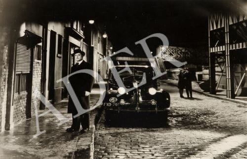 Raymond Voinquel (1912-1994)
Les Portes de la nuit, 1946. De Marcel Carné, avec Pierre Brasseur, Serge Reggiani, Yves Montand, Nathalie Nattier et Jean Villar. Cinq épreuves argentiques d'époque. Légendes manuscrites aux versos. 21 x 30 cm.