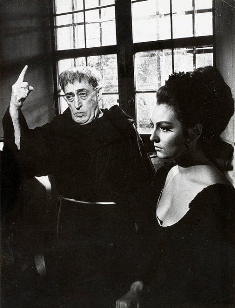 La Mandragola, 1965. De Alberto Lattuada, avec Toto et Rosanna Schiaffino. Neuf épreuves argentiques d'époque. Formats : de 18 x 24 à 21,5 x 23,5 cm.
