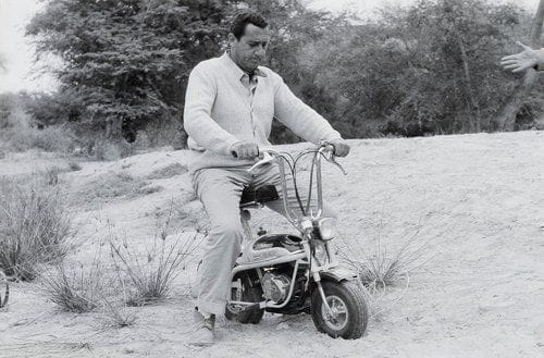 Riusciranno i nostri eroi a ritrovare l'amico misteriosamente scomparso in Africa ? (Nos héros retrouveront-ils leurs amis mystérieusement disparus en Afrique ?), 1968. De Ettore Scola, avec Alberto Sordi et Bernard Blier. 19 épreuves argentiques d'époque. Tampon de presse aux versos. 30 x 20 cm.