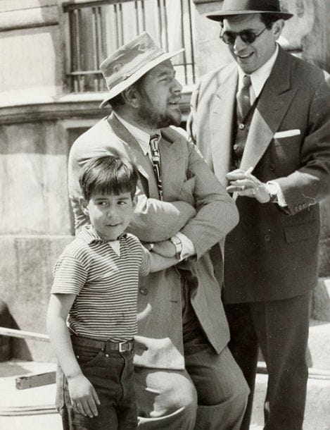 Un ange est passé sur la ville, 1957. De Ladislao Vajda, avec Peter Ustinov et Pablito Calvo. 24 épreuves argentiques d'époque par Carlo Cisventi. Tampon du photographe aux versos. Formats : 24 x 18 et 21 x 27 cm.