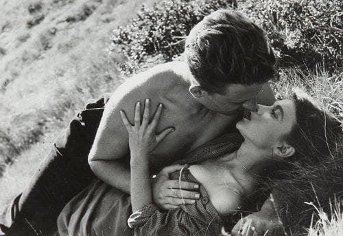 Françoise Arnoul dans La rage au corps (1954), Paris, Palace Hôtel (1956), Thérèse Etienne (1958) et La bête à l'affût (1959). Dix épreuves argentiques d'époque. Tampons de presse aux versos. Formats : de 8,5 x 11,5 à 24 x 18 cm. On joint une brochure d'époque.