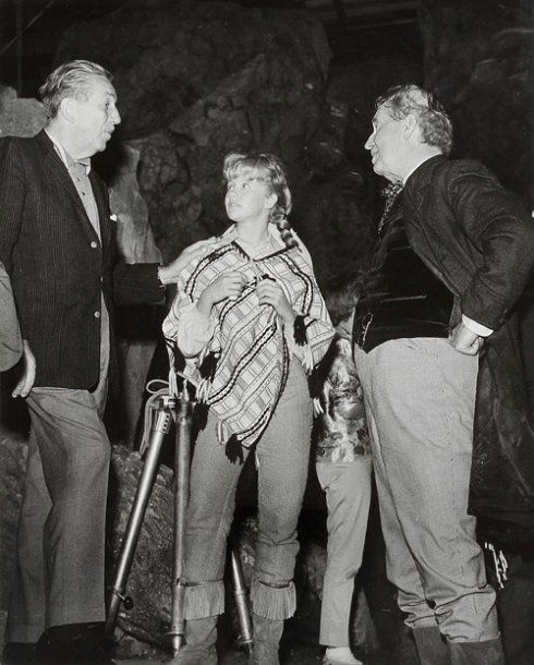 In search of the castaways (Les enfants du capitaine Grant), 1961. De Robert Stevenson, avec Maurice Chevalier, Hayley Mills et Walt Disney. Neuf épreuves argentiques d'époque. Tampon de presse aux versos. 25,5 x 20,5 cm.