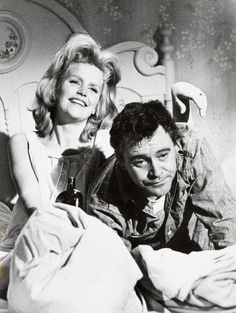 Days of wine and roses (Le jour du vin et des roses), 1962. De Blake Edwards, avec Jack Lemmon et Lee Remick. Cinq épreuves argentiques d'époque par Lawrence Schiller. Tampon Camera Press et étiquette tapuscrite avec mention du photographe aux versos. 30,5 x 23 cm.