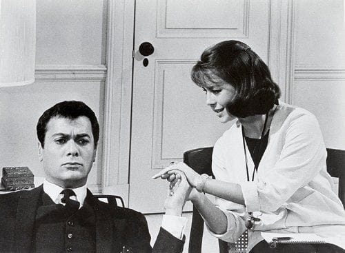 Sex and the single girl (Une vierge sur canapé), 1965. De Richard Quine, avec Tony Curtis, Nathalie Wood, Henry Fonda, Lauren Bacall et Mel Ferrer. 13 épreuves d'exploitation d'époque. 20,5 x 25,5 cm.
