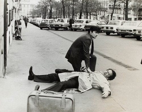 Un flic, 1972. De Jean-Pierre Melville, avec Alain Delon, Richard Crenna et Paul Cauchet. Six épreuves argentiques d'époque. Tampon de presse aux versos. 27 x 21 cm.