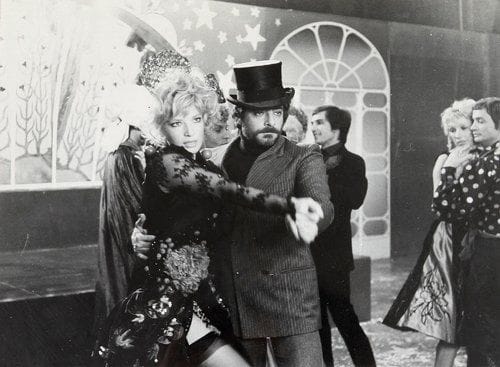 A mezzanotte va la ronda del piacere (Histoire d'aimer), 1975. De Marcello Fondato, avec Monica Vitti et Giancarlo Giannini. Deux épreuves argentiques d'époque. 18 x 24 cm.