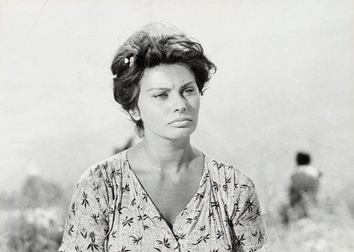 La Ciociara (Paysanne aux pieds nus), 1960. De Vittorio De Sica, avec Sophia Loren, Jean- Paul Belmondo, Raf Vallone et Eleonora Brown. 12 épreuves argentiques d'époque par Pierluigi et divers. Tampons aux versos. Formats : de 15 x 21 à 22 x 30 cm.