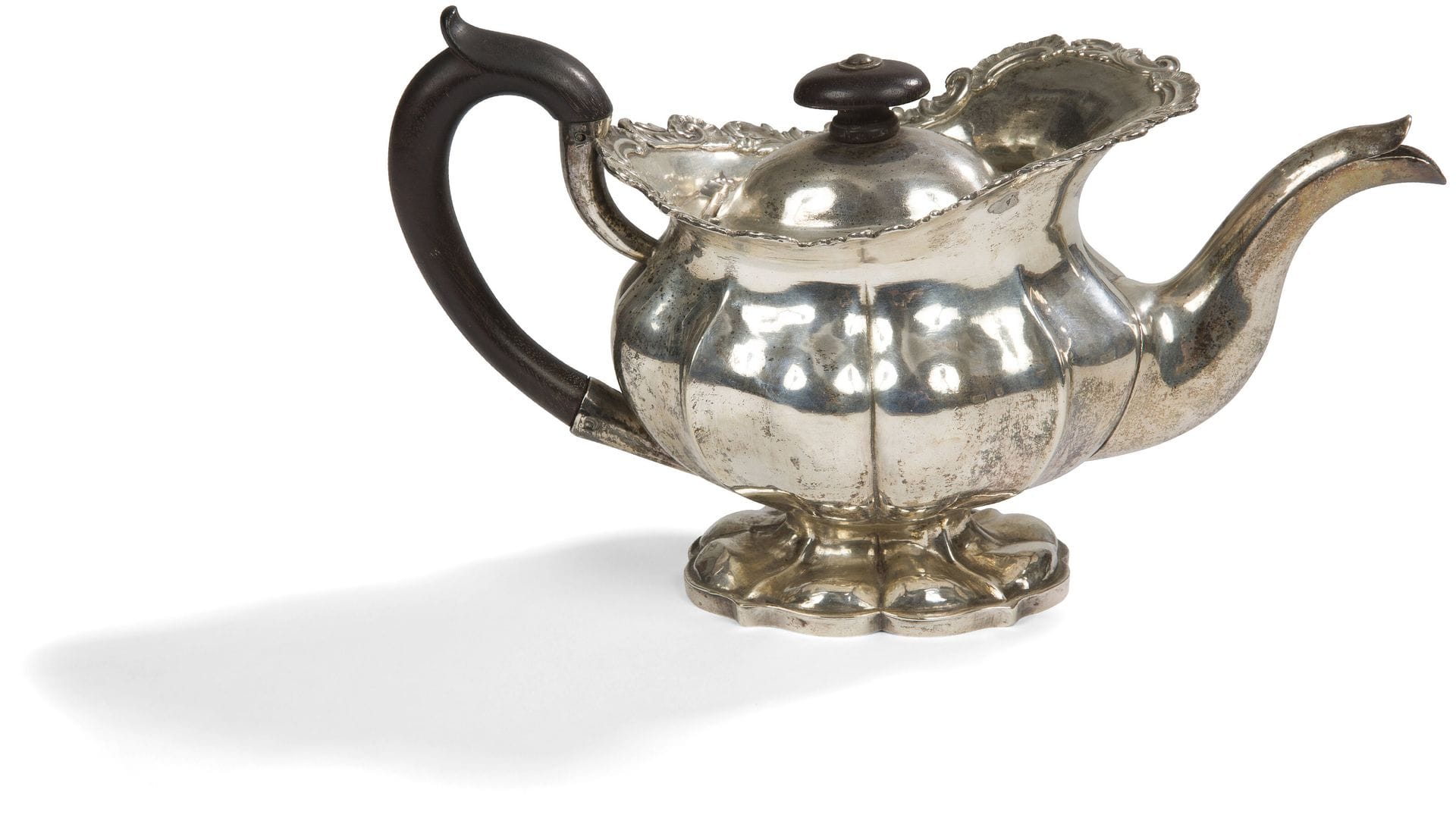 THÉIÈRE en argent, poignée et prise en bois noirci
Poinçons : 84, Moscou, essayeur "ВС", 1842.
H : 11,5cm ; Dimensions : 24x9,8cm ; PB : 425,60 g
Restauration à la charnière du couvercle.


Серебряный чайник; ручка и кнопка на крышке из крашеного дерева черного цвета.
Клейма : 84, Москва, пробирный мастер «ВС», 1842
Высота
: 11,5 см ; Размер:24 х 9,8 см ; Общий вес: 425,60 г
Починка шарнира крышки.