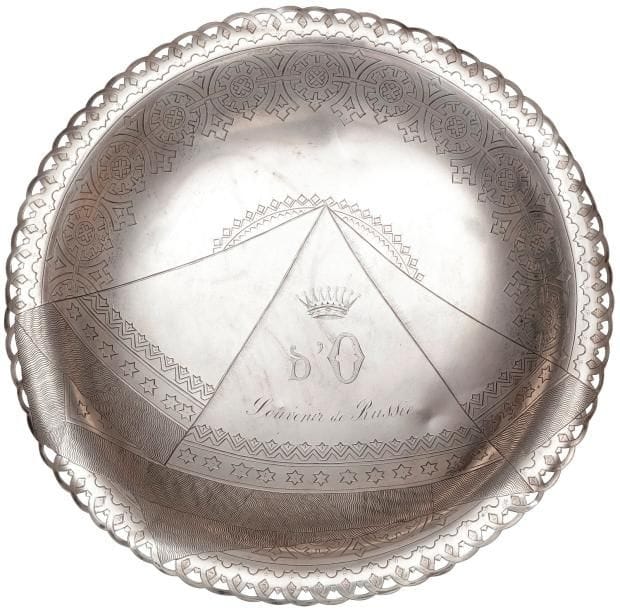 PLAT rond sur trois pieds en fil noué
Motifs traditionnels russes mélangés. " d'O" gravé sous couronne comtale, et en français " souvenir de Russie".
Poinçons : 84 de Moscou, essayeur : "A.A. 1891", Artsibachev Anatoli, orfèvre "P.M" : Milioukov Piotr Pavlovitch. D: 26cm ; P : 408 g. B.E.

 
ПОДНОС круглый на трех ножках

Традиционные русские узоры.

Гравировки «d’O» и на французском языке «в память о России». Серебро.