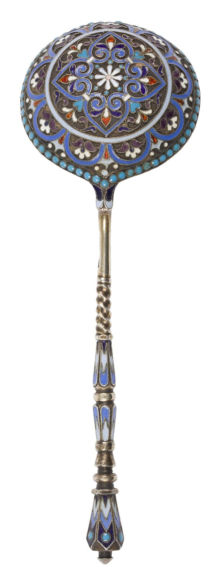 CUILLÈRE à crème en vermeil émaillé. 1890
Dos orné de motifs géométriques avec cercle extérieur bordé de perles, émaux cloisonnés polychromes. Manche à courte torsade et à facettes émaillées.
Poinçons : 84 de Moscou, essayeur "A.P" (A. Romanov), 1890, orfèvre "C.K" (Semen Kazakov).
L: 16,4cm ; PB: 65g
